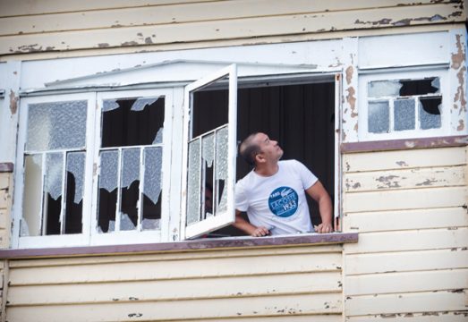 Mann in Brisbane begutachtet die Schäden an seinem Haus nach dem Hagelsturm