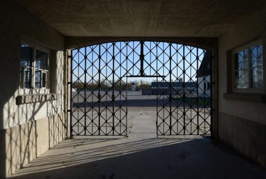 Eingangstür zum ehemaligen Konzentrationslager in Dachau ohne die Inschrift "Arbeit macht frei"