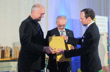 Verleihung des Eifel Award 2014 - Städteregionsrat Etschenberg (M.) bei der Entgegennahme des Ergebnisses vom Standortmarkenprozess