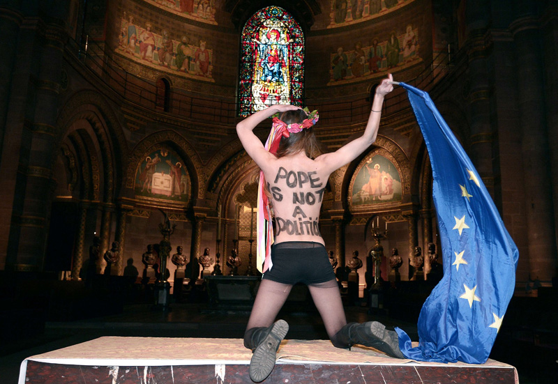 Femen-Aktivistin protestiert gegen Papst-Besuch in Straßburg