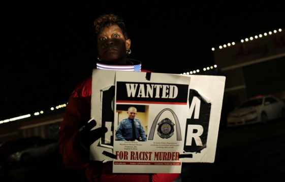 Demonstrant in Ferguson mit einem Wasserposter von Polizist Darren Wilson