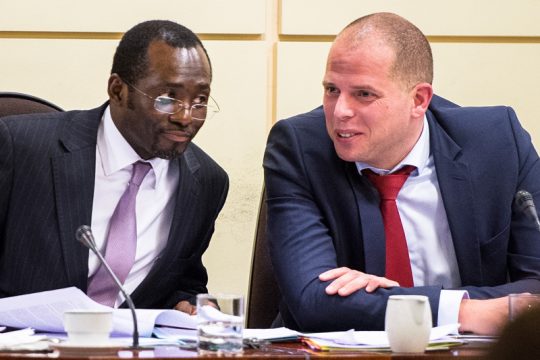 Asylstaatssekretär Theo Francken mit einem seiner Mitarbeiter bei der Anhörung