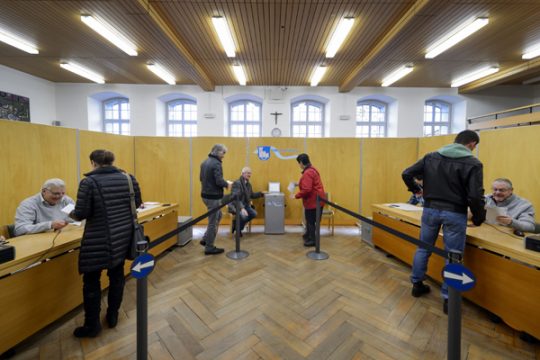 Wahlbüro in der Schweizer Stadt Fribourg