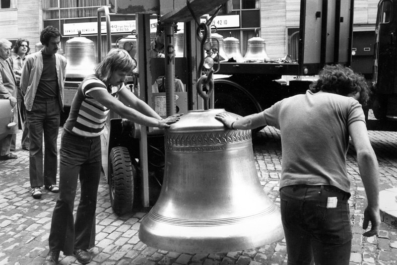 Aufbau des Glockenspiels in der Kathedrale St. Michael (Brüssel, 1975)