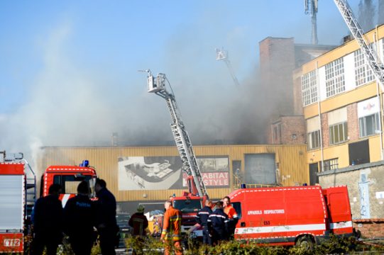 Die Lagerhalle sowie die Verkaufsräume standen in Flammen