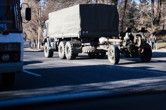 LKW ohne Kennzeichen zieht einen Teil einer Haubitze in Donezk