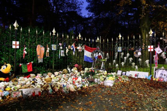 Blumen und Stofftiere vor der Kaserne in Hilversum