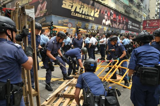Polizei räumt Straßensperre in Hongkong