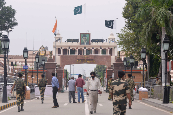 Indische Grenzbeamte am indisch-pakistanischen Grenzübergang Wagah