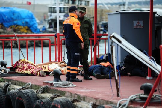 Bootsunglück vor Istanbul - Rettungskräfte zwischen Leichen