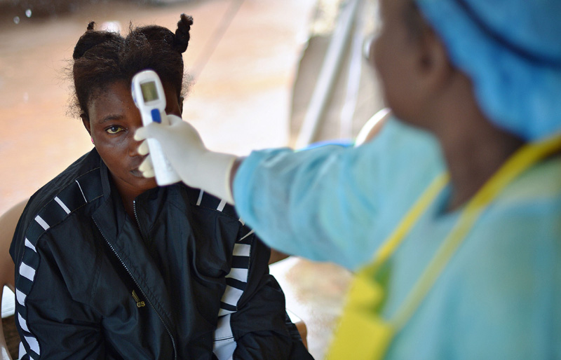 Kenema, Sierra Leone: Krankenschwester misst Fieber bei einem Mädchen, das sich möglicherweise mit Ebola angesteckt hat