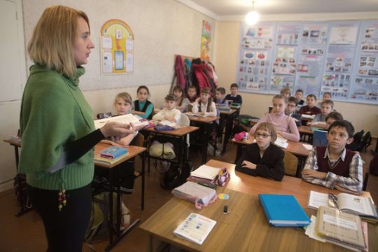 Lehrerin unterrichtet Schüler