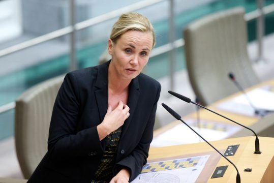Ministerin Liesbeth Homans im Flämischen Parlament