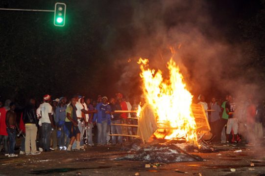Demonstranten in der sambischen Hauptstadt Lusaka zünden Reifen an (3.11.)