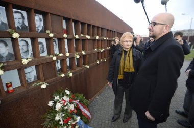 Premierminister Charles Michel an der Berliner Mauer