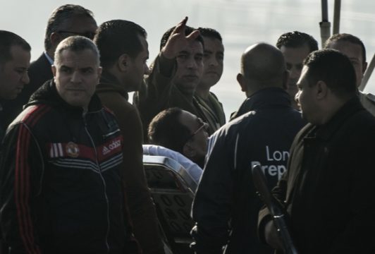 Ägyptens Ex-Langzeitherrscher Husni Mubarak (M.)