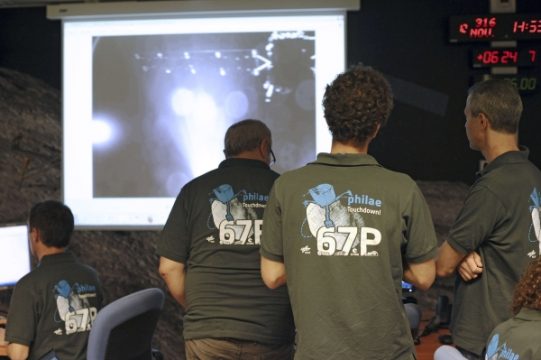 Wissenschaftler der ESA beobachten die Entwicklung von "Philae"