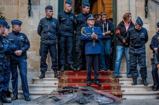 Symbolische Aktion: die Polizisten legten ihre ramponierten Schilde auf die Treppen des Brüsseler Rathaus'