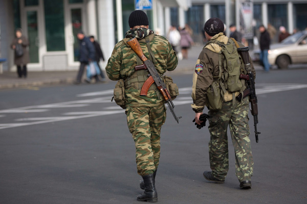 Prorussische Separatisten patrouillieren im Zentrum von Donezk