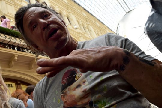 Mickey Rourke posiert in Moskau mit Putin-T-Shirt (11. August)