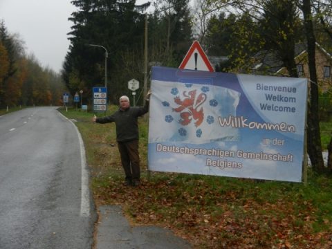 SP-Fraktionschef Charles Servaty präsentiert ein Transparent "Willkommen in der DG Belgiens"