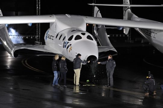 SpaceShipTwo (Bild: Andrew Gombert/epa)