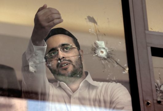 Am Tag danach: Ultraorthodoxe Juden begutachten die Schäden in der Synagoge