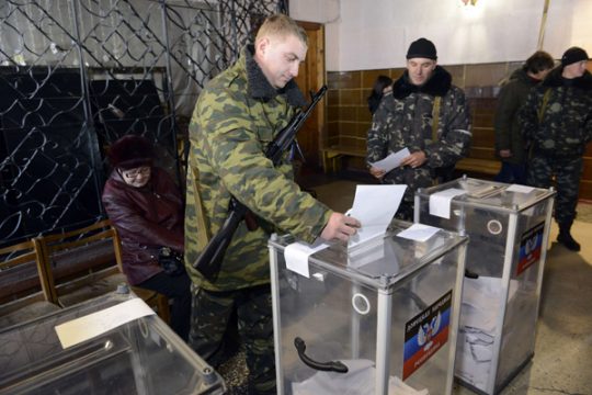 Prorussischer Separatist bei der Stimmabgabe in Donezk