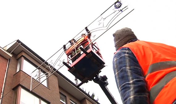 In Eupen wird die Weihnachtsbeleuchtung aufgehängt