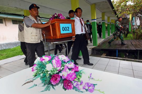 Die Opfer des AirAsia-Flugs QZ8501 werden nach Pangkalan Bun gebracht
