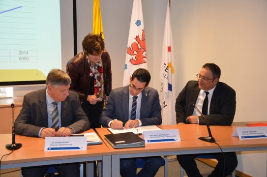 Minister Jo Vandeurzen, Antonios Antoniadis und Rachid Madrane unterzeichnen das Abkommen zur Überwachung der elektronischen Fußfesseln