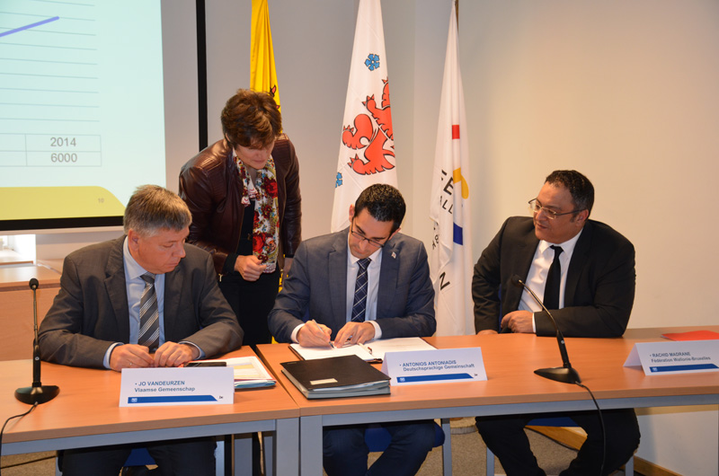 Minister Jo Vandeurzen, Antonios Antoniadis und Rachid Madrane unterzeichnen das Abkommen zur Überwachung der elektronischen Fußfesseln