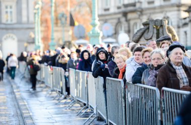 Abschied von Königin Fabiola: Lange Schlange vor dem Brüsseler Stadtschloss