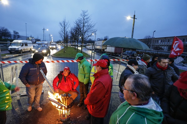 Generalstreik: Arbeiter blockieren eine Straße in Antwerpen
