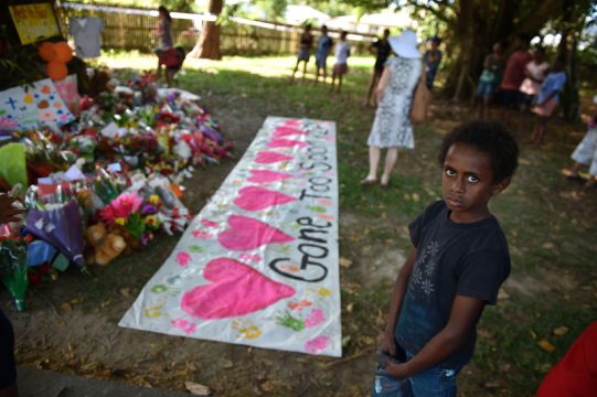 Blumen vor dem Haus, in dem acht getötete Kinder entdeckt wurden