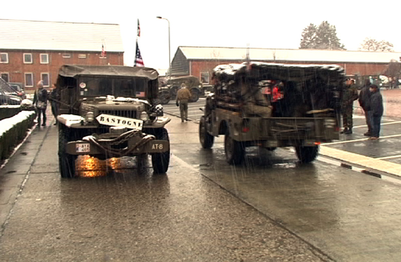 Zwei Militärfahrzeuge der Eupen Military Vehicle Friends in Bastogne