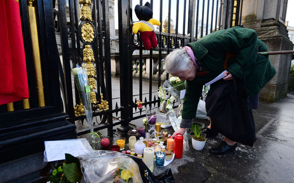 Blumen zu Ehren der Königin vor dem Königspalast