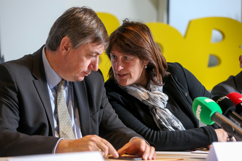 Innenminister Jan Jambon (N-VA) und Verkehrsministerin Jacqueline Galant (MR) stellen die neue Bob-Kampagne vor