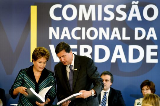 Brasiliens Präsidentin Dilma Rousseff erhält den Abschlussbericht der Nationalen Wahrheitskommission