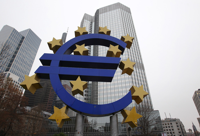 Trotz des Umzugs der EZB-Zentrale bleibt das riesige Euro-Zeichen vor dem alten Hauptsitz