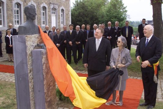 Königin Fabiola enthüllt die Baudouin-Büste von Gregor Hoffmann in Eupen (Rotenberg), 10. Mai 2000