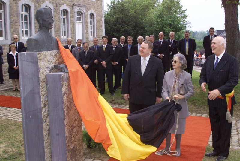 Königin Fabiola enthüllt die Baudouin-Büste von Gregor Hoffmann in Eupen (Rotenberg), 10. Mai 2000