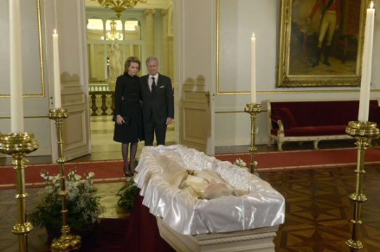 Königin Mathilde und König Philippe erweisen Königin Fabiola die letzte Ehre