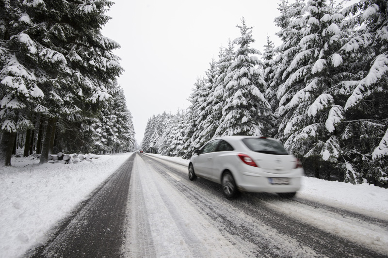 Wintereinbruch sorgt für rutschige Straßen