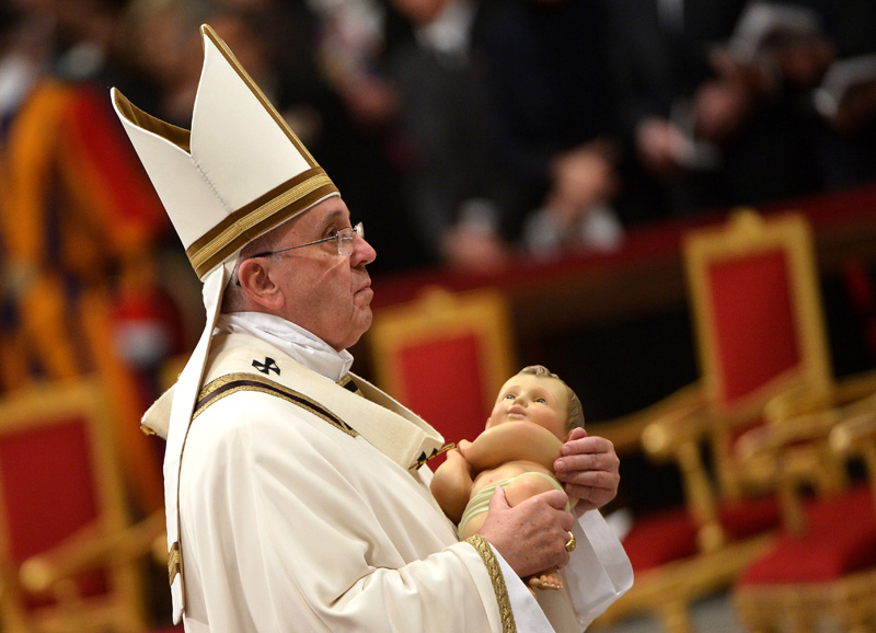 Papst Franziskus feiert die Christmette