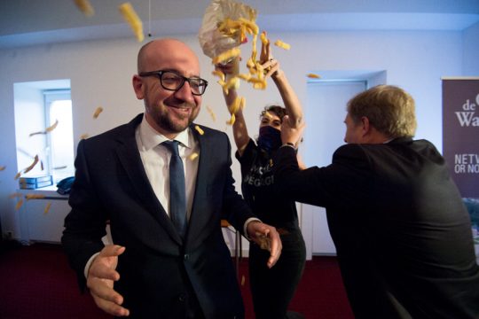 Feministinnen bewerfen Premier Charles Michel mit Fritten