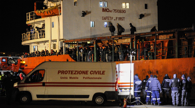 Schiff "Blue Sky M" mit Hunderten Migranten legt in Gallipoli an