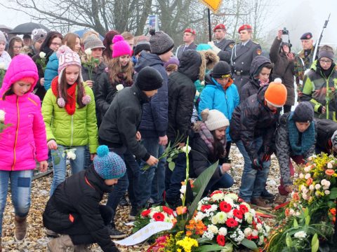 70 Jahre nach dem Beginn der Ardennenoffensive: Gedenkfeier am Mahnmal an der Rodder Höhe