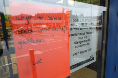 Am "Lidl" weist ein Schild an der Eingangstür darauf hin, dass die Filiale wegen des Streiks geschlossen ist