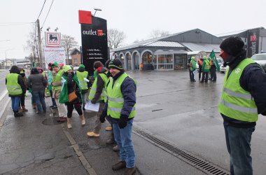 Generalstreik: Gewerkschaftsmitglieder versperren die Zufahrt zum Supermarkt AD Delhaize in St. Vith